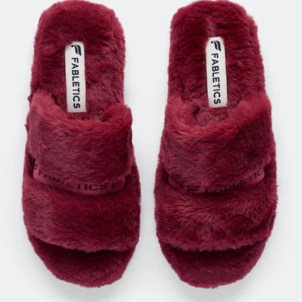 NWOT Fabletics snug strap slipper in cherry burst, size 8